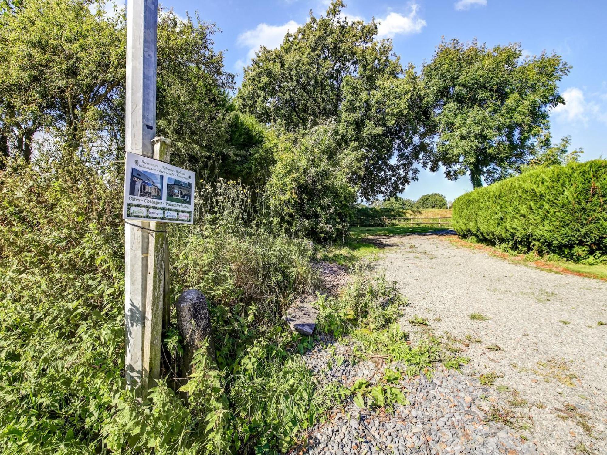 Holiday Home With Garden In Brainville Экстерьер фото