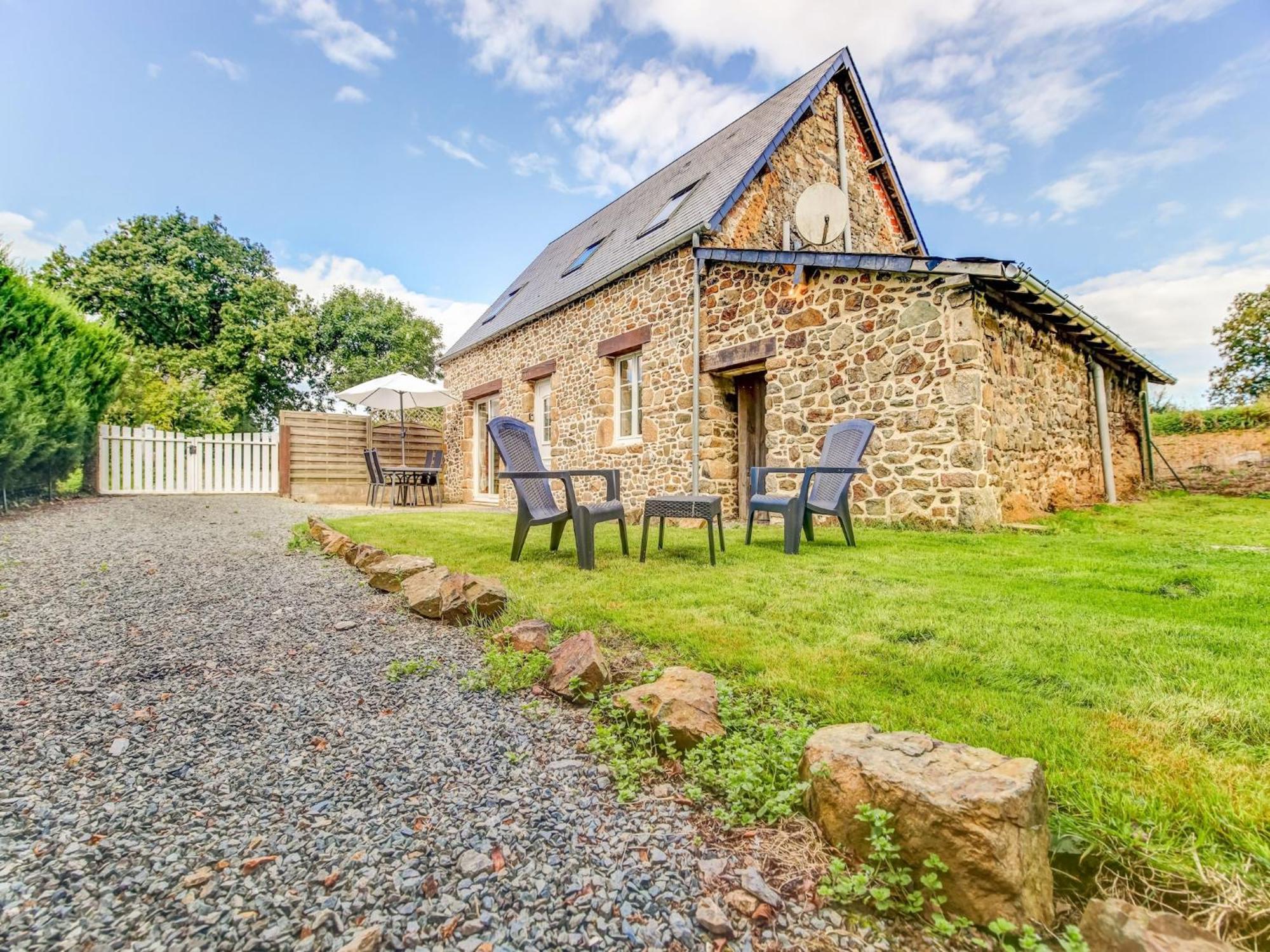 Holiday Home With Garden In Brainville Экстерьер фото
