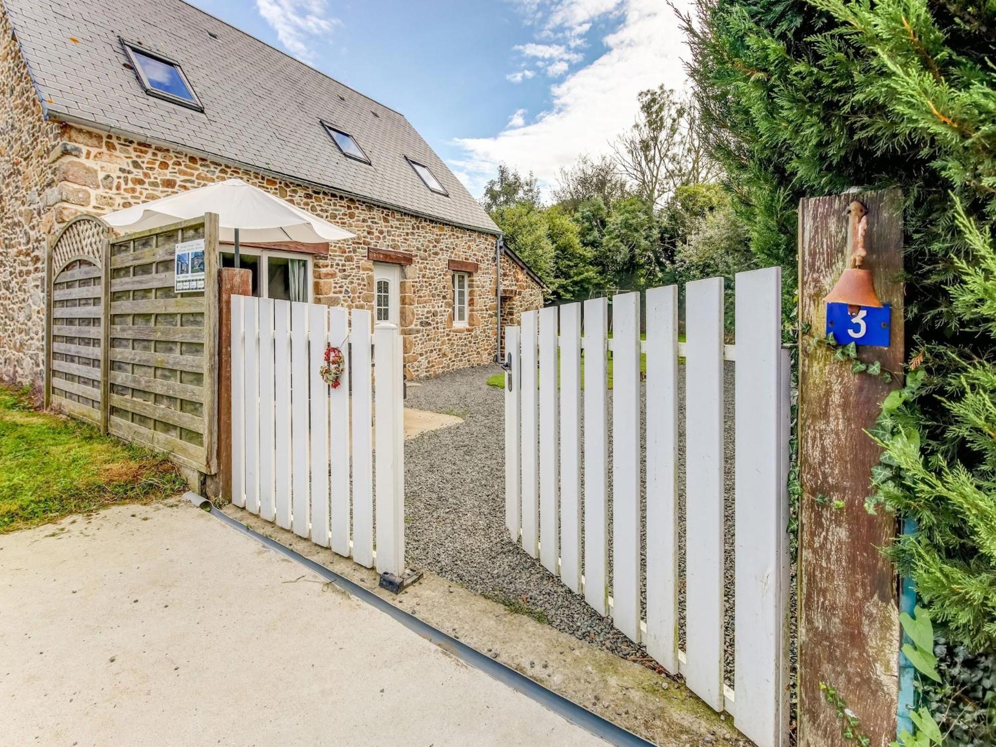 Holiday Home With Garden In Brainville Экстерьер фото