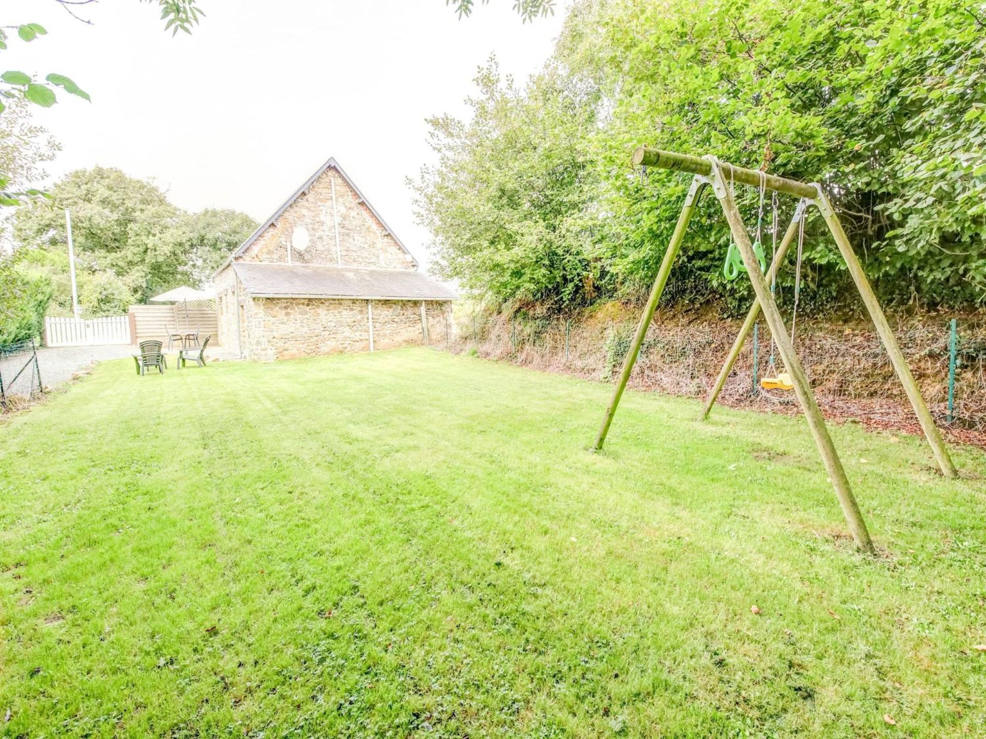 Holiday Home With Garden In Brainville Экстерьер фото