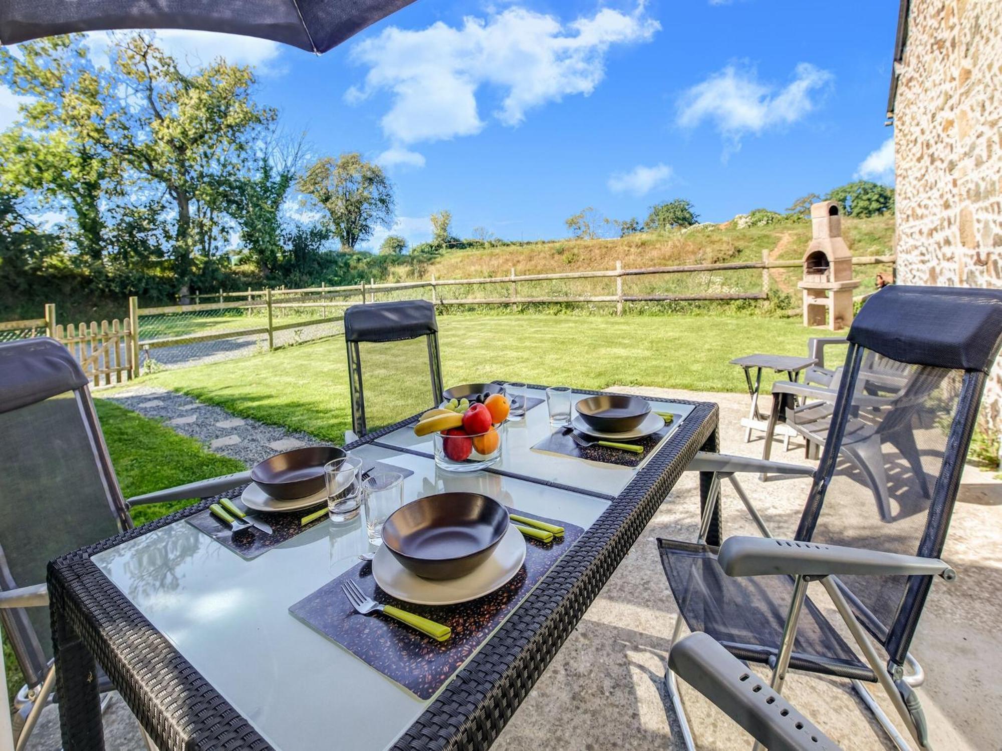 Holiday Home With Garden In Brainville Экстерьер фото